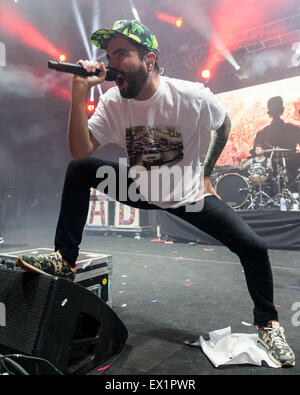 Milwaukee, Wisconsin, USA. 30. Juni 2015. JEREMY MCKINNON und ALEX SHELNUTT (R) von A Day to Remember führen Sie live auf der Bühne auf dem Sommerfest Music Festival in Milwaukee, Wisconsin © Daniel DeSlover/ZUMA Draht/Alamy Live News Stockfoto