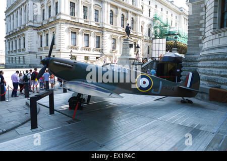 London, UK. 4. Juli 2015. Eine der 1940er Jahre Spitfire ist am 9. Juli bei Christies versteigert werden. Diese Spitfire-P9374 wurde im Jahre 1940 während der Luftschlacht von Dünkirchen abgeschossen. Es zu seiner ursprünglichen Spezifikation restauriert wurde und noch heute fliegt. Der Besitzer, Thomas Kaplan, ist ein amerikanischer Philanthrop, der den Erlös an die RAF Benevolent Fund und eine Wildlife Conservation Wohltätigkeitsorganisation Spenden wird. Das Flugzeug wird voraussichtlich einen Auktion Verkaufspreis von £1,5 bis £ 2,5 Millionen erreichen. Bildnachweis: Tony Farrugia/Alamy Live-Nachrichten Stockfoto