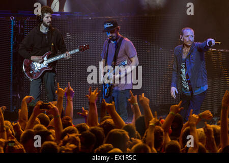 Milwaukee, Wisconsin, USA. 30. Juni 2015. MIKE SHINODA, BRAD DELSON und CHESTER BENNINGTON (L-R) von Linkin Park live auf der Bühne auf dem Sommerfest Music Festival in Milwaukee, Wisconsin führt © Daniel DeSlover/ZUMA Draht/Alamy Live News Stockfoto