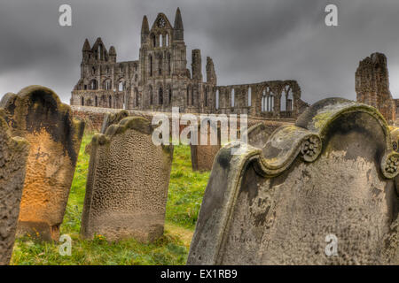 Whitby Abtei und alten Friedhof, Whitby, North Yorkshire, Vereinigtes Königreich Stockfoto