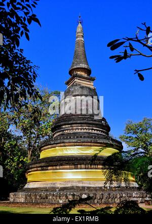 Chiang Mai, Thailand: Jahrhundertealte glockenförmigen Chedi Stein mit geringelten Turm am Wat Umong Stockfoto