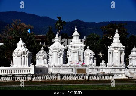 Chiang Mai, Thailand: Strahlend weiße Reliquiar Gräber im Wat Suan Dok-Haus der Asche der nördlichen Thai Könige Stockfoto