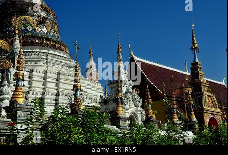 Chiang Mai, Thailand: Chedi umgeben von vergoldetem Metall Sonnenschirm Kreuzblumen und das Ferne Ubosot im Wat Saen Feng Stockfoto