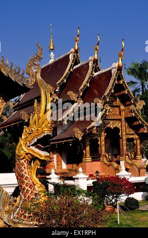 Chiang Mai, Thailand: Wat Chedi Liem Vihan Hall mit ineinandergreifenden Satteldach Dächer, Drachen und Chofah Ornamente Stockfoto