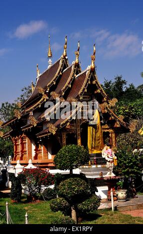 Chiang Mai, Thailand: Vihan Hall mit ihrer steil Satteldach ineinandergreifenden Dächern mit vergoldeten Drachen am Wat Chedi Liem ausgekleidet Stockfoto