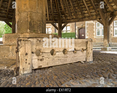 Mittelalterliche Holzschäfte an der alten Butter überqueren, Oakham, Rutland, England, UK. Stockfoto