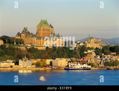 Chateau Frontenac und historischen Québec entlang des St. Lawrence River, Quebec, Kanada Stockfoto