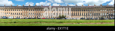 The Royal Crescent, eine Reihe von 30 Reihenhäusern, die in einem weitläufigen Halbmond in Bath, Somerset, England, angelegt sind Stockfoto