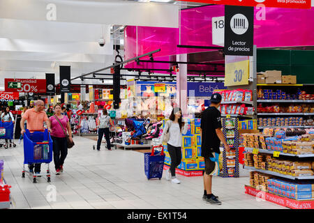 Einkaufen im Carrefour Hypermarkt. Madrid, Einkaufszentrum Plaza Norte 2, Spanien Stockfoto