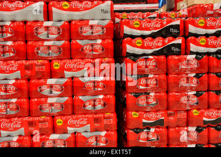 Stapel von Dosen Coca Cola im Supermarkt Stockfoto