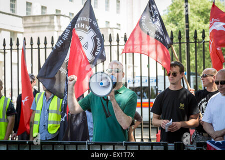 London, UK. 4. Juli 2015. Rechtsextreme New Dawn Gruppenphase antijüdische protestieren gegenüberliegenden Downing Street Credit: Guy Corbishley/Alamy Live News Stockfoto