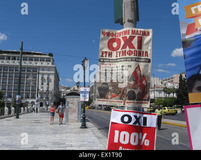 Athen, Griechenland. 4. Juli 2015. Poster, die für ein Nein zu nennen sind mit Plakaten über ein ja gesehen. Menschen in Athen machen Sie sich bereit für den 5. Juli Referendum, das die Zukunft der griechischen Wirtschaft und ihre Beziehung mit den internationalen Gläubigern entscheidet. Bildnachweis: George Panagakis/Pacific Press/Alamy Live-Nachrichten Stockfoto