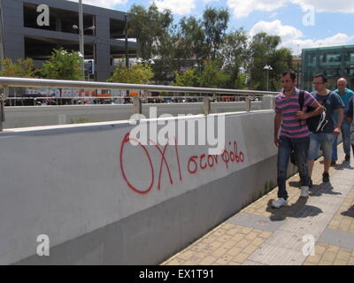 Athen, Griechenland. 4. Juli 2015. Menschen passieren vor ein Graffiti, das "Nein, Angst vor" liest. Menschen in Athen machen Sie sich bereit für den 5. Juli Referendum, das die Zukunft der griechischen Wirtschaft und ihre Beziehung mit den internationalen Gläubigern entscheidet. Bildnachweis: George Panagakis/Pacific Press/Alamy Live-Nachrichten Stockfoto