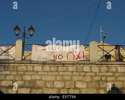 Athen, Griechenland. 4. Juli 2015. Ein Banner, der für eine Nein-Stimme ruft ist vor dem griechischen Parlament gehängt. Menschen in Athen machen Sie sich bereit für den 5. Juli Referendum, das die Zukunft der griechischen Wirtschaft und ihre Beziehung mit den internationalen Gläubigern entscheidet. Bildnachweis: George Panagakis/Pacific Press/Alamy Live-Nachrichten Stockfoto