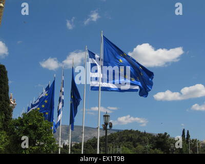 Athen, Griechenland. 4. Juli 2015. Eine Fahne der EU und eine griechische Flagge Welle in der Luft. Menschen in Athen machen Sie sich bereit für den 5. Juli Referendum, das die Zukunft der griechischen Wirtschaft und ihre Beziehung mit den internationalen Gläubigern entscheidet. Bildnachweis: George Panagakis/Pacific Press/Alamy Live-Nachrichten Stockfoto