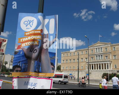 Athen, Griechenland. 4. Juli 2015. Ein Plakat, das fordert eine Nein-Stimme wird vor dem griechischen Parlament gesehen. Menschen in Athen machen Sie sich bereit für den 5. Juli Referendum, das die Zukunft der griechischen Wirtschaft und ihre Beziehung mit den internationalen Gläubigern entscheidet. Bildnachweis: George Panagakis/Pacific Press/Alamy Live-Nachrichten Stockfoto