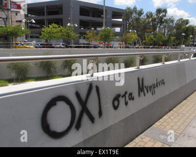 Athen, Griechenland. 4. Juli 2015. Ein Graffiti an der Wand liest "Nein zu Vereinbarungen". Menschen in Athen machen Sie sich bereit für den 5. Juli Referendum, das die Zukunft der griechischen Wirtschaft und ihre Beziehung mit den internationalen Gläubigern entscheidet. Bildnachweis: George Panagakis/Pacific Press/Alamy Live-Nachrichten Stockfoto