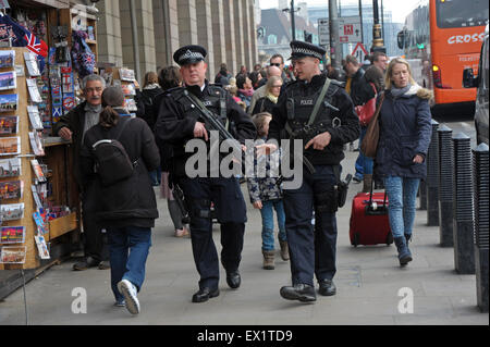 London, UK, 27.03.2014, bewaffnet Polizeistreife an der Bridge Road außerhalb Westminster u-Bahnstation vor dem House of Parliament und Stockfoto