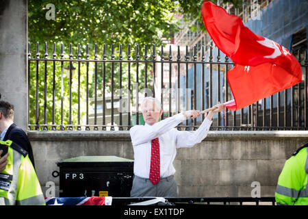 London, UK. 4. Juli 2015. Rechtsextreme New Dawn Gruppenphase antijüdische protestieren gegenüberliegenden Downing Street Credit: Guy Corbishley/Alamy Live News Stockfoto