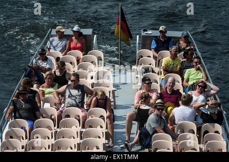 Berlin, Deutschland. 4. Juli 2015. Touristen ruhen auf einem Sightseeing cruises unter der Sonne in Berlin, Deutschland, am 4. Juli 2015. Die Temperatur in Berlin erreicht bis zu 38 Grad Celsius am Samstag. Bildnachweis: Zhang Fan/Xinhua/Alamy Live-Nachrichten Stockfoto