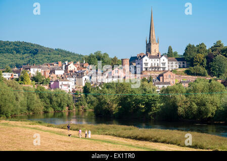 Ross on Wye Stadt, Herefordshire, UK. Menschen zu Fuß entlang des Flusses Wye. Stockfoto