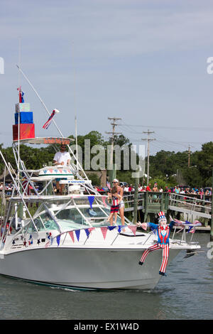 Murrells Inlet, South Carolina, USA. 4. Juli 2015. Murrells Inlet Südcarolina USA 32. jährlichen 4. Juli Bootsparade ist eine jährliche patriotischen Einlass-Tradition, dieses Jahre Thema ist "Rote, weiße & südlichen" Credit: Robert Davis/Alamy Live News Stockfoto