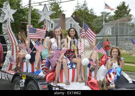 Wantagh, New York, USA. 4. Juli 2015. Vorbei an Teilnehmer der Miss Wantagh Wahl Zeremonie, eine langjährige Tradition der Unabhängigkeitstag auf Long Island, Fahrt mit einem Schwimmer in der Stadt ist der 4. Juli Parade. Nach der Parade war die Miss Wantagh Pageant 2015-Zeremonie statt. Seit 1956 krönt die Miss Wantagh Festspiele, die kein Schönheitswettbewerb ist, eine Gymnasiast basiert hauptsächlich auf akademische Exzellenz und Community Service. Bildnachweis: Ann Parry/ZUMA Draht/Alamy Live-Nachrichten Stockfoto