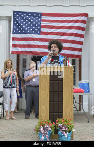 Wantagh, New York, USA. 4. Juli 2015. ADAM EZEGELIAN, ein American Idol Staffel 14 Finalist und Wantagh Resident, singt am Podium beim Start The Miss Wantagh Pageant Zeremonie, eine langjährige Tradition der Unabhängigkeitstag auf Long Island, die Schulzeit Wantagh nach der Stadt gehalten wird 4. Juli Parade. Bildnachweis: Ann Parry/ZUMA Draht/Alamy Live-Nachrichten Stockfoto