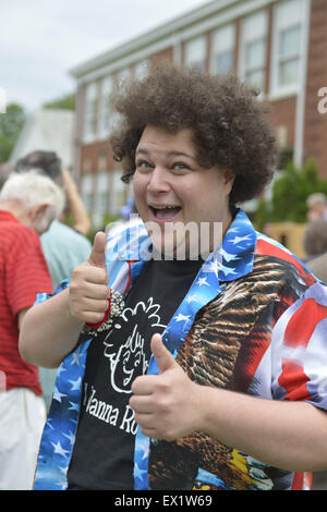 Wantagh, New York, USA. 4. Juli 2015. ADAM EZEGELIAN, ein American Idol Staffel 14 Finalist und Wantagh ansässig, gibt ein Lächeln auf den Lippen zwei Daumen hoch Geste nach dem singen zu Beginn des The Miss Wantagh Pageant Zeremonie, eine langjährige Tradition der Unabhängigkeitstag auf Long Island, die Schulzeit Wantagh nach der Stadt stattfindet 4. Juli Parade. Bildnachweis: Ann Parry/ZUMA Draht/Alamy Live-Nachrichten Stockfoto