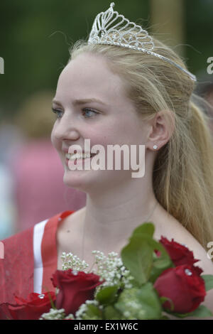 Wantagh, New York, USA. 4. Juli 2015. KERI BALNIS, Miss Wantagh 2015, hält den Strauß Rosen sie erhielt als Gewinner der Miss Wantagh Wahl Zeremonie, eine langjährige Tradition der Unabhängigkeitstag auf Long Island, in Wantagh Schule gehalten, nach der Stadt der 4. Juli ist Parade. Seit 1956 krönt die Miss Wantagh Festspiele, die kein Schönheitswettbewerb ist, eine Gymnasiast basiert hauptsächlich auf akademische Exzellenz und Community Service. Bildnachweis: Ann Parry/ZUMA Draht/Alamy Live-Nachrichten Stockfoto