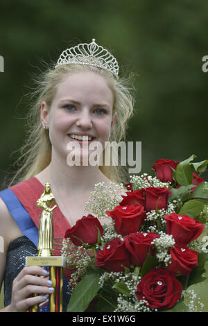 Wantagh, New York, USA. 4. Juli 2015. KERI BALNIS, Miss Wantagh 2015, hält die Trophäe und Strauß Rosen sie als Gewinner der Miss Wantagh Wahl Zeremonie, eine langjährige Tradition der Unabhängigkeitstag auf Long Island erhielt, statt in Wantagh Schule nach der Stadt 4. Juli Parade. Seit 1956 krönt die Miss Wantagh Festspiele, die kein Schönheitswettbewerb ist, eine Gymnasiast basiert hauptsächlich auf akademische Exzellenz und Community Service. Bildnachweis: Ann Parry/ZUMA Draht/Alamy Live-Nachrichten Stockfoto