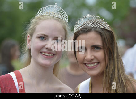 Wantagh, New York, USA. 4. Juli 2015. L-R, KERI BALNIS, Miss Wantagh 2015 und HAILEY ORGASS, Miss Wantagh 2012, Pose nach The Miss Wantagh Pageant Zeremonie zusammen die, eine langjährige Tradition der Unabhängigkeitstag auf Long Island, statt in Wantagh Schule nach der Stadt ist der 4. Juli Parade. Seit 1956 krönt die Miss Wantagh Festspiele, die kein Schönheitswettbewerb ist, eine Gymnasiast basiert hauptsächlich auf akademische Exzellenz und Community Service. Bildnachweis: Ann Parry/ZUMA Draht/Alamy Live-Nachrichten Stockfoto