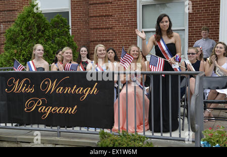 Wantagh, New York, USA. 4. Juli 2015. KERI BALNIS werden bei extremen linken und anderen gegenwärtigen und vergangenen Kandidaten The Miss Wantagh Pageant Zeremonie, eine langjährige Tradition der Unabhängigkeitstag auf Long Island, vorgestellt, das Publikum vor Wantagh Schule. Balnis gekrönt wurde Miss Wantagh 2015. Seit 1956 krönt die Miss Wantagh Festspiele, die kein Schönheitswettbewerb ist, eine Gymnasiast basiert hauptsächlich auf akademische Exzellenz und Community Service. Bildnachweis: Ann Parry/ZUMA Draht/Alamy Live-Nachrichten Stockfoto