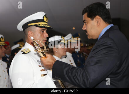 Caracas, Venezuela. 4. Juli 2015. Abbildung Venezuelan President Nicolas Maduro (R) Teilnahme an einer Förderung-Zeremonie des Militärs der nationalen Bolivarianische Streitkräfte (FANB), im nationalen Pantheon in Caracas, Venezuela, am 4. Juli 2015 von Venezuelas Präsidentschaft zur Verfügung gestellt. Bildnachweis: Venezuelas Präsidentschaft/Xinhua/Alamy Live-Nachrichten Stockfoto