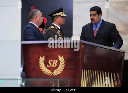 Caracas, Venezuela. 4. Juli 2015. Abbildung Venezuelan President Nicolas Maduro (R) Teilnahme an einer Förderung-Zeremonie des Militärs der nationalen Bolivarianische Streitkräfte (FANB), im nationalen Pantheon in Caracas, Venezuela, am 4. Juli 2015 von Venezuelas Präsidentschaft zur Verfügung gestellt. Bildnachweis: Venezuelas Präsidentschaft/Xinhua/Alamy Live-Nachrichten Stockfoto