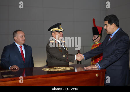 Caracas, Venezuela. 4. Juli 2015. Abbildung Venezuelan President Nicolas Maduro (R) Teilnahme an einer Förderung-Zeremonie des Militärs der nationalen Bolivarianische Streitkräfte (FANB), im nationalen Pantheon in Caracas, Venezuela, am 4. Juli 2015 von Venezuelas Präsidentschaft zur Verfügung gestellt. Bildnachweis: Venezuelas Präsidentschaft/Xinhua/Alamy Live-Nachrichten Stockfoto