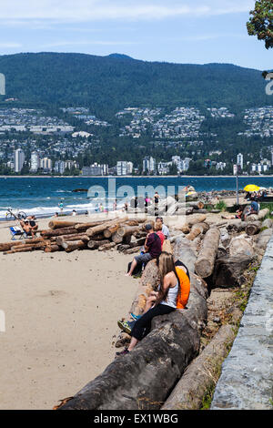 Menschen entspannen an einem Sandstrand im Stanley Park in Vancouver Stockfoto