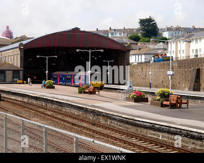 First Great Western Zug am Bahnhof Penzance, Cornwall, UK Stockfoto