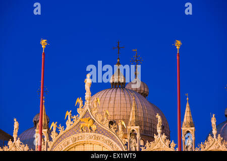 Kuppeln der Markusdom bei Nacht, Venedig, Italien Stockfoto