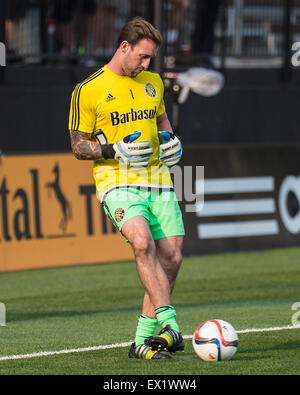 Columbus, Ohio, USA. 4. Juli 2015. Columbus Crew-SC-Torhüter Steve Clark (1) Warems bis vor einem regulären Spiel zwischen Columbus Crew SC und New York Red Bulls bei Mapfre-Stadion in Columbus OH. Bildnachweis: Brent Clark/Alamy Live-Nachrichten Stockfoto