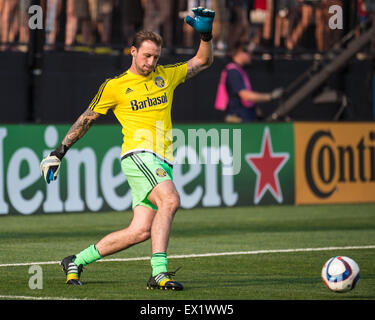 Columbus, Ohio, USA. 4. Juli 2015. Columbus Crew-SC-Torhüter Steve Clark (1) erwärmt sich vor einem regulären Spiel zwischen Columbus Crew SC und New York Red Bulls bei Mapfre-Stadion in Columbus OH. Bildnachweis: Brent Clark/Alamy Live-Nachrichten Stockfoto