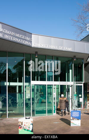 Mutter und Tochter Sir Donald Bradman Cricket Museum in Bowral, southern Highlands, new-South.Wales, Australien Stockfoto