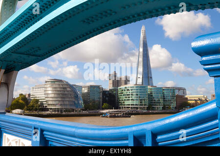 Der Shard Gebäude und London City Hall, wie gesehen von der Tower Bridge, London, England Stockfoto