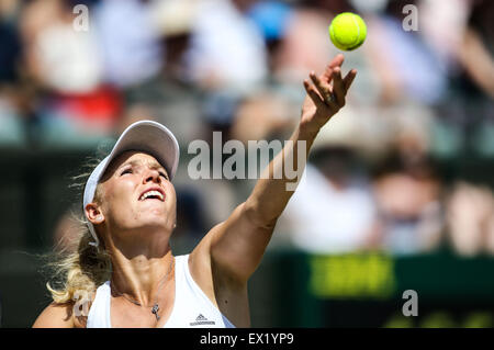 Wimbledon, London. 4. Juli 2015. Dänemarks Caroline Wozniacki dient in der Frauen Singles dritten Vorrundenspiel gegen Italiens Gamila Giorgi an der 2015 Wimbledon Championships in Wimbledon, Südwesten von London, 4. Juli 2015. Wozniacki gewann 2: 0. © Tang Shi/Xinhua/Alamy Live-Nachrichten Stockfoto