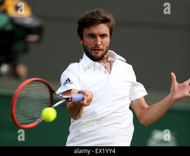 Wimbledon, London. 4. Juli 2015. Gilles Simon von Frankreich wieder den Ball in den Männern Singles dritten Vorrundenspiel mit seinem Landsmann Gael Monfils bei der 2015 Wimbledon Championships in Wimbledon, Südwesten von London, am 4. Juli 2015. Gilles Simon gewann 3-2. © Han Yan/Xinhua/Alamy Live-Nachrichten Stockfoto