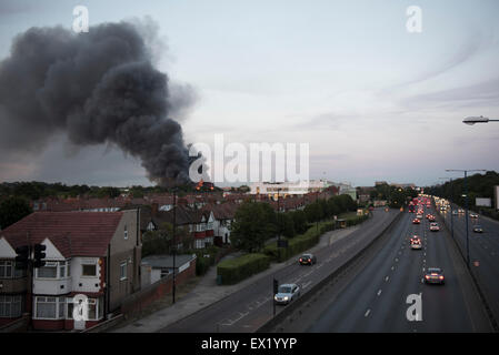 London, UK. 4. Juli 2015. Rauch Balg in West London Himmel als über 100 Feuerwehrleute Schlacht Lager Blaze. Bildnachweis: Peter Manning/Alamy Live-Nachrichten Stockfoto