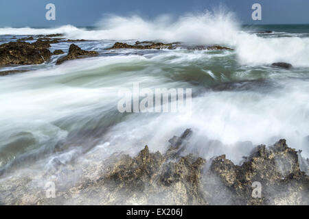 Breite reibungslos Wellen am Strand Stockfoto