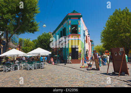 Farbenfrohe Gebäude entlang Caminito Street, La Boca, Buenos Aires, Argentinien Stockfoto