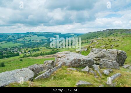 Blick vom Baslow Rand mit Blick auf Curbar Rand. Stockfoto