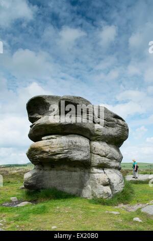 Weibliche Touristen auf den Adler Stein Baslow hochkant Stockfoto